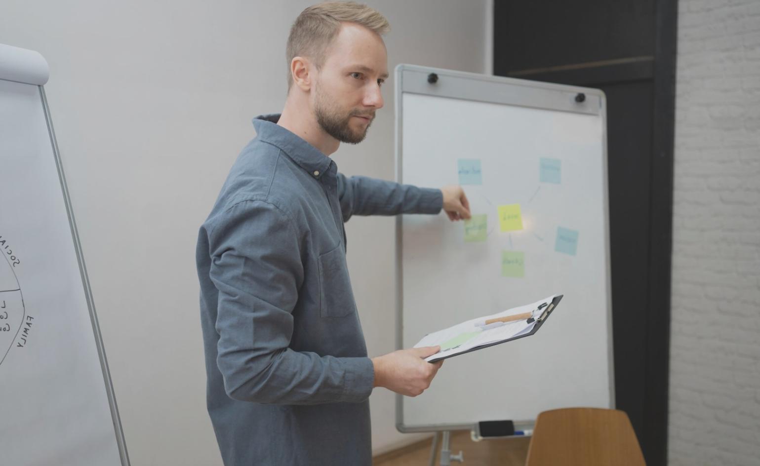 Команда специалистов обсуждает финансовые показатели за круглым столом