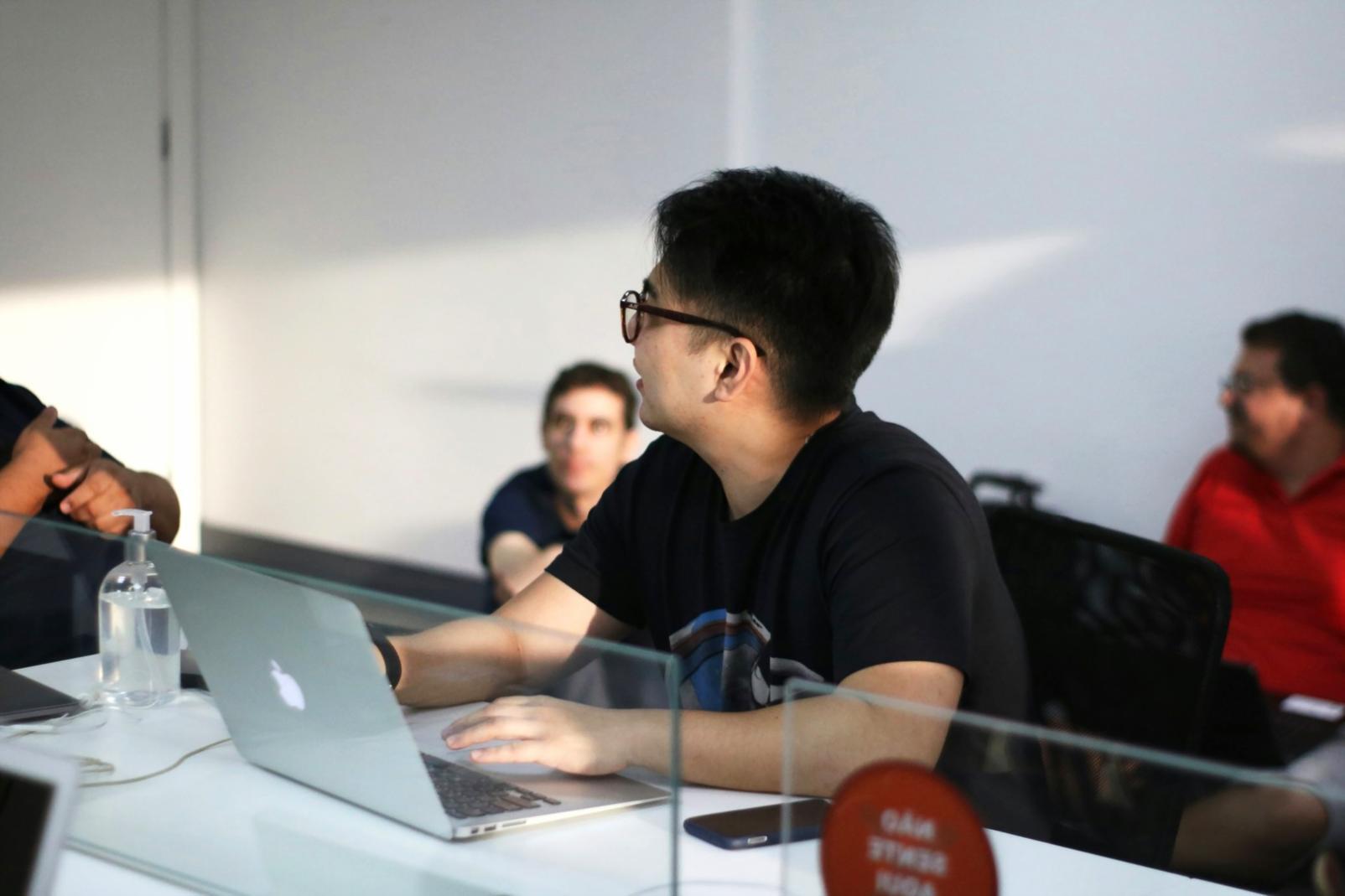 Команда Iralmoxe за работой