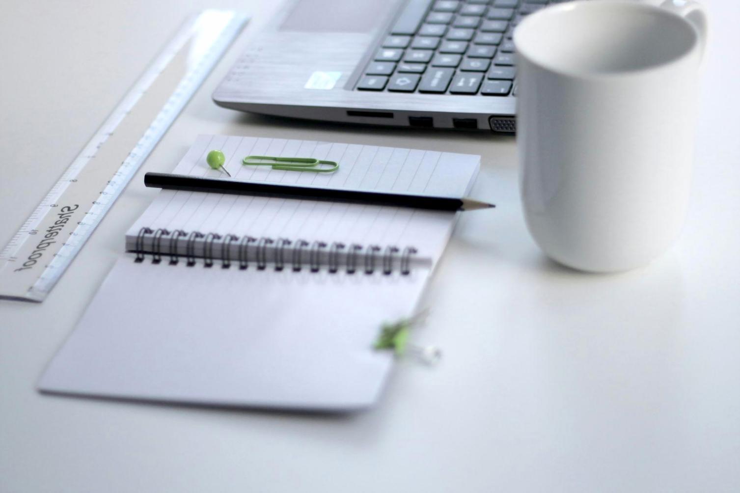 Процесс анализа финансовых данных на рабочем столе с документами